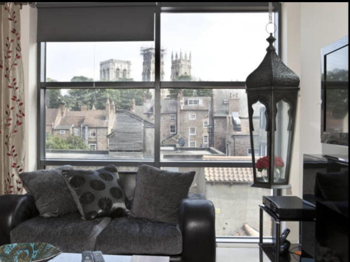 Churchill Two Bedroom Apartments With Free Parking And The Minster View 요크 외부 사진