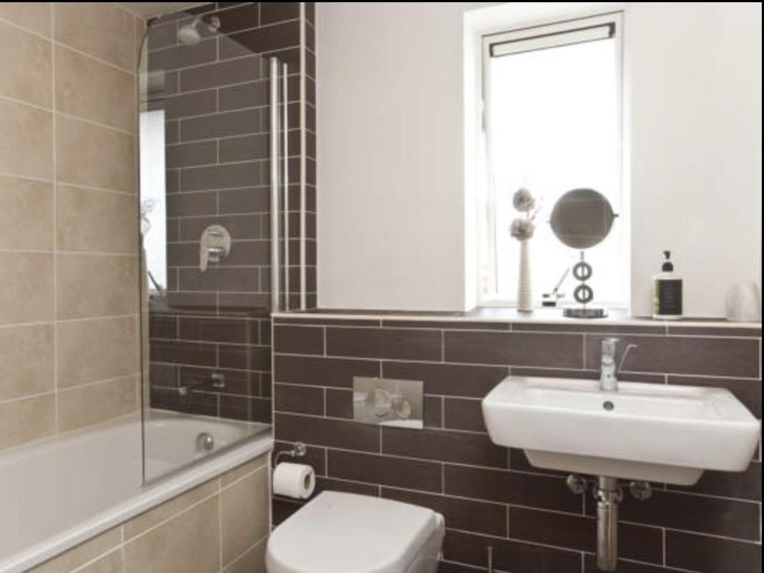 Churchill Two Bedroom Apartments With Free Parking And The Minster View 요크 외부 사진