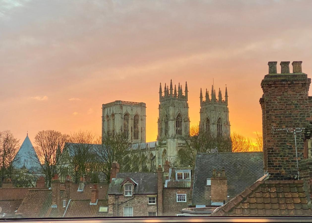 Churchill Two Bedroom Apartments With Free Parking And The Minster View 요크 외부 사진