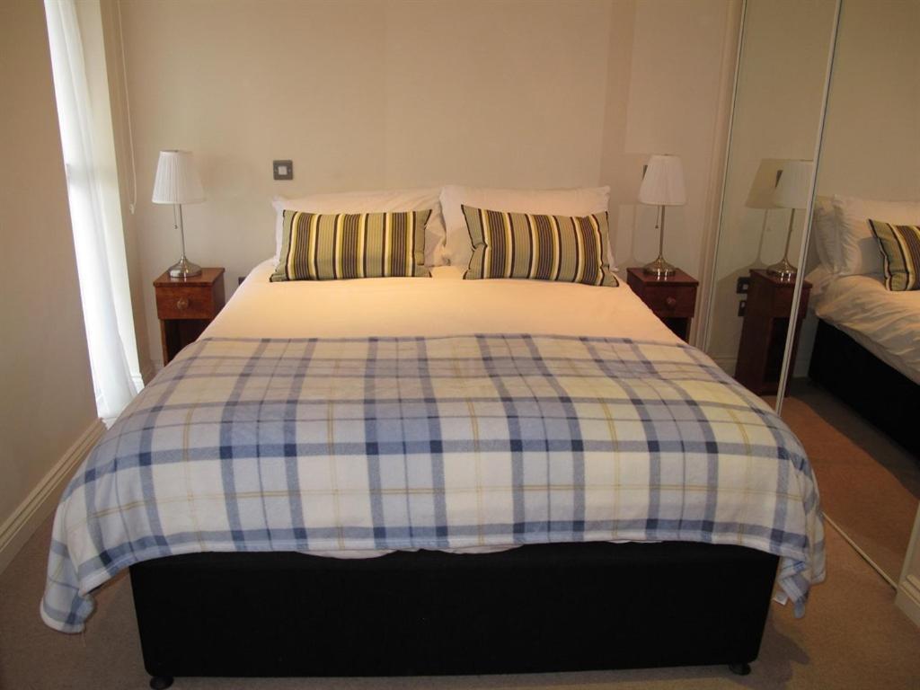 Churchill Two Bedroom Apartments With Free Parking And The Minster View 요크 객실 사진